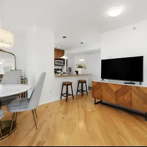  Apartment Lovely One-bedroom With Pool, Hot Tub, And Gym In The Heart Of Downtown, Skytrain 3min Away Canada